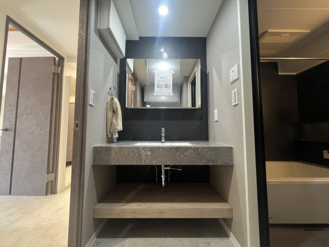 内装のコダワリMAX！！！【マイキャッスル鶴ヶ峰】ホテルリノベの洗面所|ゆったりとスペースのある洗面所