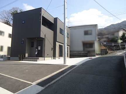 呉市宮原2丁目　新築一戸建て(全2棟)の前面道路含む現地写真