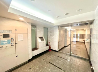 【エントランス】 | 清潔感と歓迎感があるエントランスホールとなります。