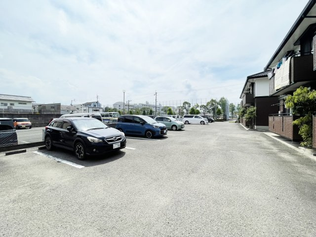 ルミナス山城　B棟の駐車場