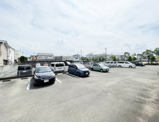 ルミナス山城　B棟の駐車場