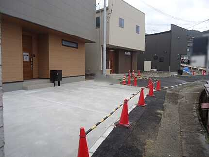 呉市宮原2丁目　新築一戸建て(全2棟)の前面道路含む現地写真