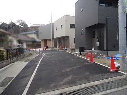 呉市宮原2丁目　新築一戸建て(全2棟)の前面道路含む現地写真