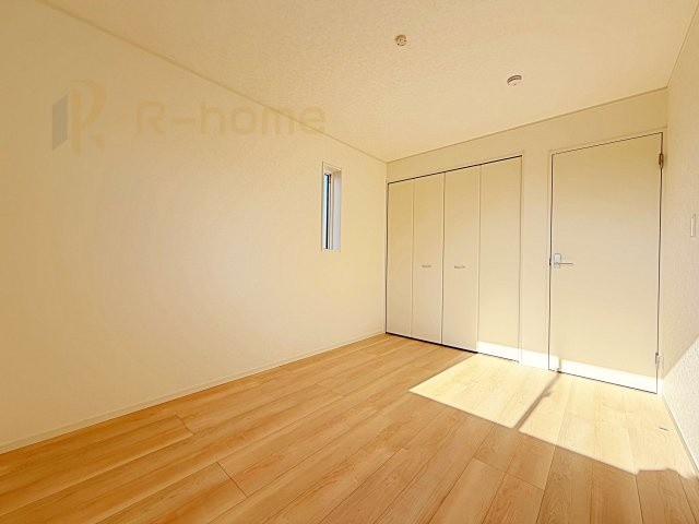 ひたちなか市平磯遠原町第1　新築戸建て　1号棟の洋室|どんな部屋家具も合わせやすいシンプルな洋室！
たっぷりの日差しと心地よい風が舞い込む住まい♪