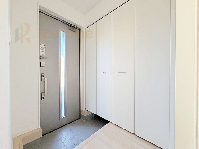 ひたちなか市平磯遠原町第1　新築戸建て　1号棟の玄関|気持ちよくご家族やゲストを送迎できる穏やかな雰囲気の玄関♪大きな下駄箱で玄関廻りスッキリ♪