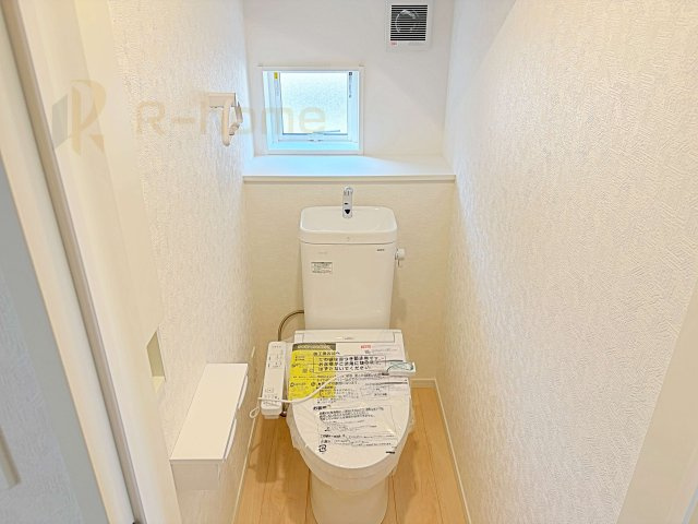 ひたちなか市平磯遠原町第1　新築戸建て　1号棟のトイレ|温水洗浄便座付きのトイレ。
トイレが２ヵ所設置で朝の忙しい時間でも安心です。