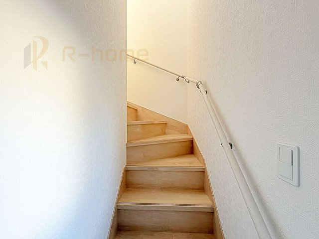 ひたちなか市平磯遠原町第1　新築戸建て　1号棟の内装|手すりのついた階段！小さなお子様の利用も一安心です♪