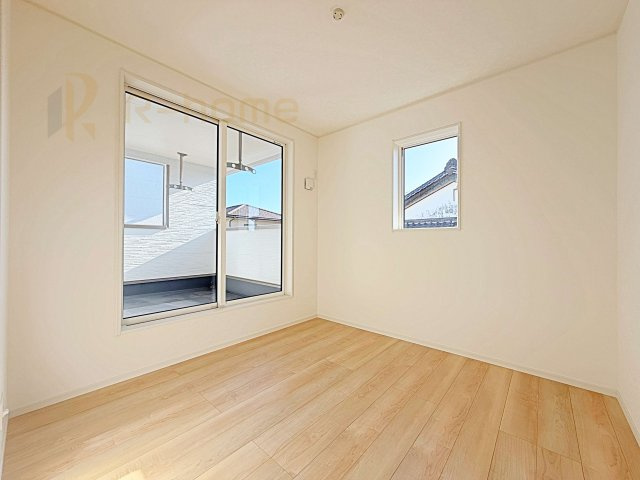 ひたちなか市平磯遠原町第1　新築戸建て　1号棟の洋室|2面窓の風通しの良い洋室です♪差し込む暖かな陽当たりで、室内がくつろげる空間に早変わりです♪