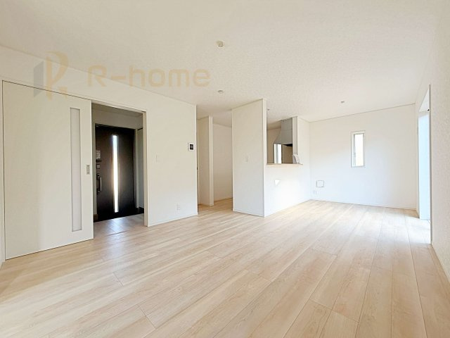 ひたちなか市平磯遠原町第1　新築戸建て　1号棟の居間・リビング|広くて明るいＬＤＫ♪ ゆったりくつろげるリビングスペースで、ご家族皆様の笑顔が溢れます。