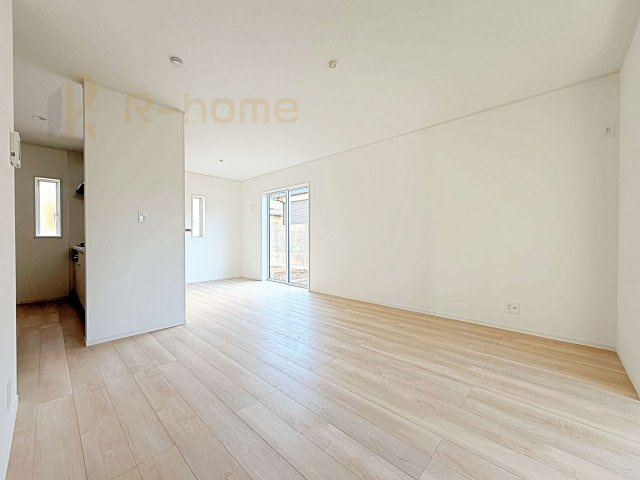 ひたちなか市平磯遠原町第1　新築戸建て　1号棟の居間・リビング|リビングには開口部を可能な限り多く設けました。人が集まる場所なので開放感が必要な場所だと思います。