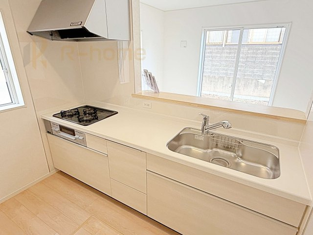 ひたちなか市平磯遠原町第1　新築戸建て　1号棟のキッチン|料理をしながら家族とコミュニケーションが取れる対面式システムキッチン。