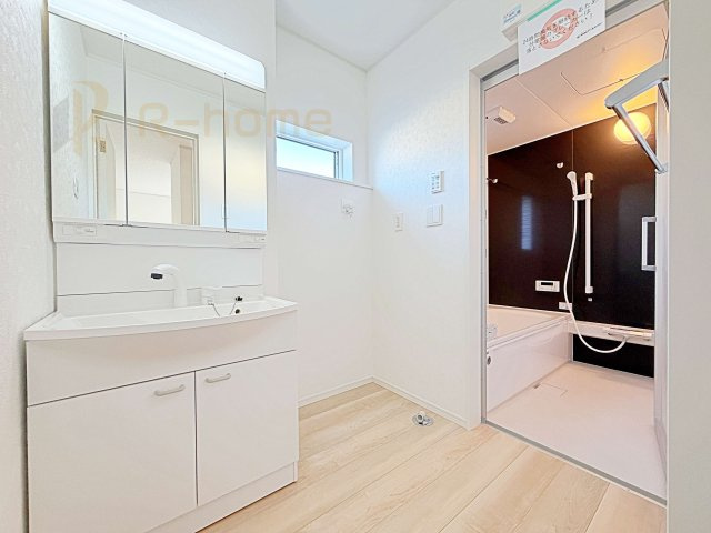 ひたちなか市平磯遠原町第1　新築戸建て　1号棟の洗面所|清潔感溢れる洗面台は嬉しい三面鏡付き。洗剤や歯ブラシなどもすっきり収納できます♪