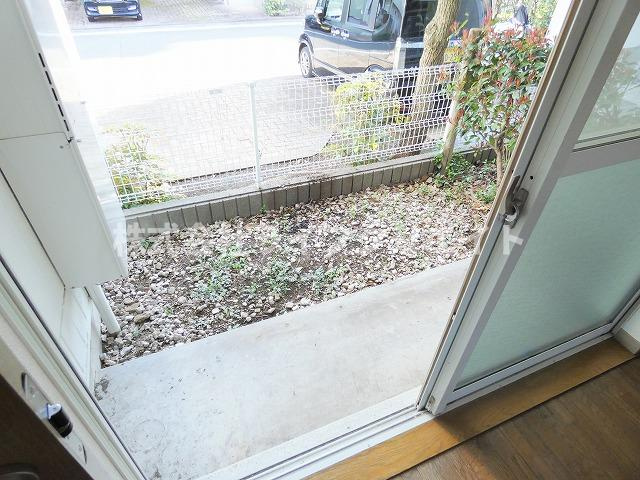 ブリージングタウン百草園の庭