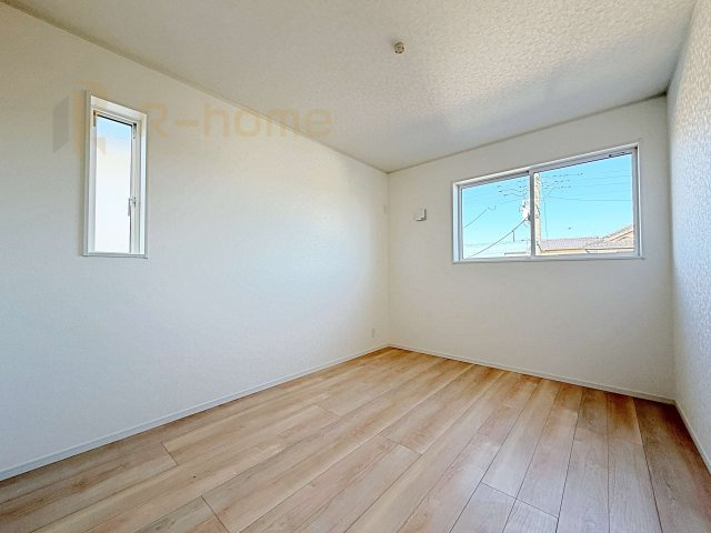 ひたちなか市平磯遠原町第1　新築戸建て　2号棟の洋室|2面窓の風通しの良い洋室です♪差し込む暖かな陽当たりで、室内がくつろげる空間に早変わりです♪