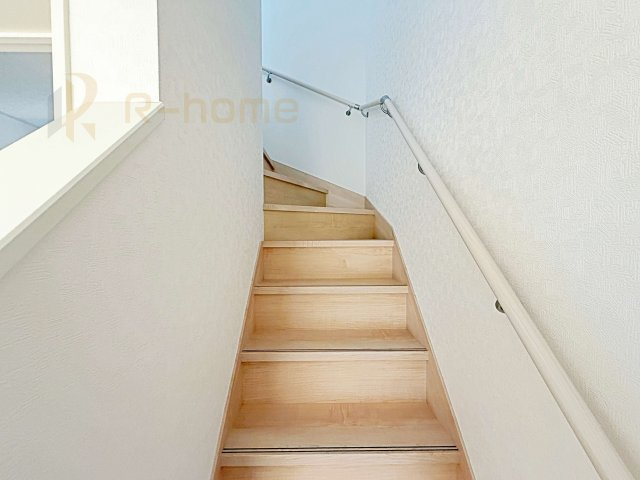 ひたちなか市平磯遠原町第1　新築戸建て　2号棟の内装|手すりのついた階段！小さなお子様の利用も一安心です♪