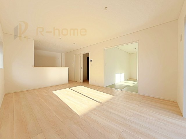 ひたちなか市平磯遠原町第1　新築戸建て　2号棟の外観|広くて明るいＬＤＫ♪ ゆったりくつろげるリビングスペースで、ご家族皆様の笑顔が溢れます。