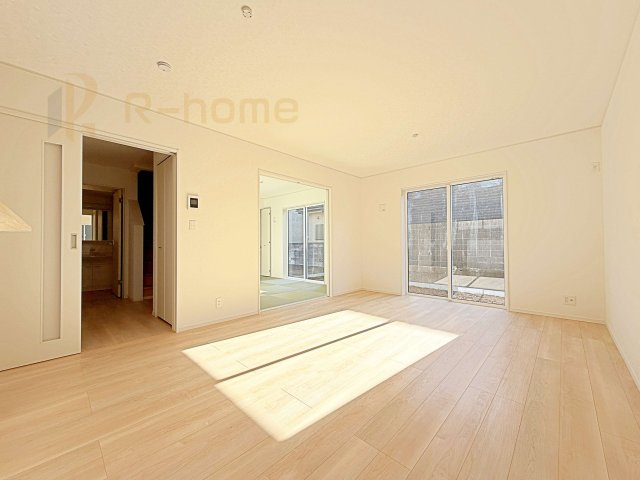 ひたちなか市平磯遠原町第1　新築戸建て　2号棟の居間・リビング|リビングには開口部を可能な限り多く設けました。人が集まる場所なので開放感が必要な場所だと思います。