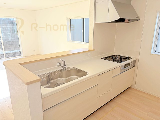 ひたちなか市平磯遠原町第1　新築戸建て　2号棟のキッチン|料理をしながら家族とコミュニケーションが取れる対面式システムキッチン。