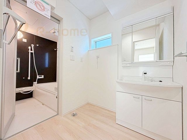 ひたちなか市平磯遠原町第1　新築戸建て　2号棟の洗面所|清潔感溢れる洗面台は嬉しい三面鏡付き。洗剤や歯ブラシなどもすっきり収納できます♪