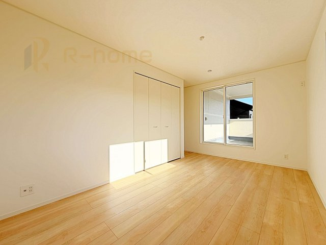 ひたちなか市平磯遠原町第1　新築戸建て　2号棟の洋室|どんな部屋家具も合わせやすいシンプルな洋室！
たっぷりの日差しと心地よい風が舞い込む住まい♪