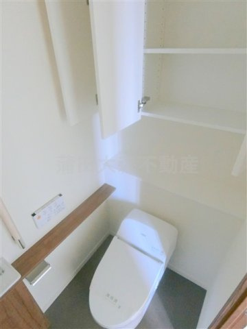 ステーションツインタワーズ糀谷フロント・ウエストのトイレ|棚収納と温水洗浄便座付きタンクレストイレ