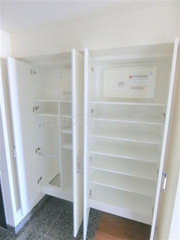 ステーションツインタワーズ糀谷フロント・ウエストの収納|玄関収納　シューズBOX