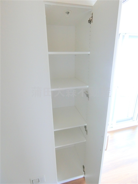 ステーションツインタワーズ糀谷フロント・ウエストの収納|廊下の棚収納②