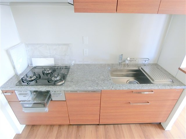 ステーションツインタワーズ糀谷フロント・ウエストのキッチン|3口ガスグリル付システムキッチン