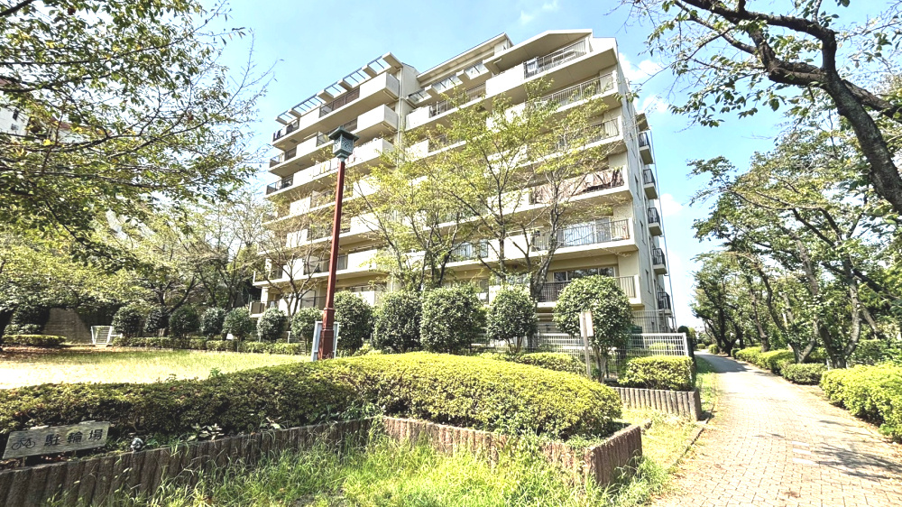 デュオガーデン川口さくらの杜の外観|敷地の前は公園となっており、陽当たりや眺望も良好です。