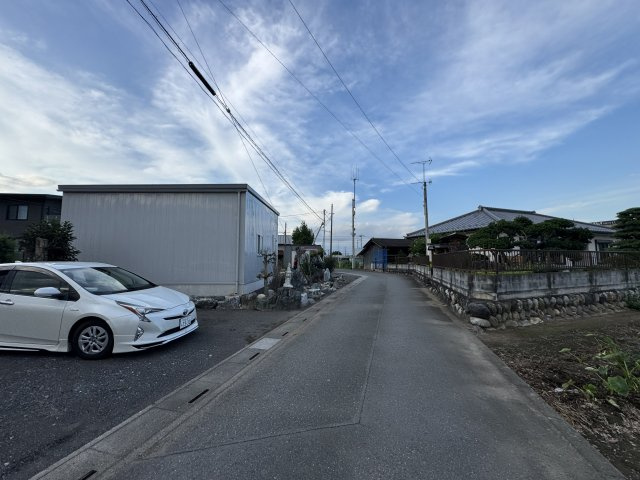 -三丁目不動産-　深谷市小前田　更地、確測後渡しの前面道路含む現地写真