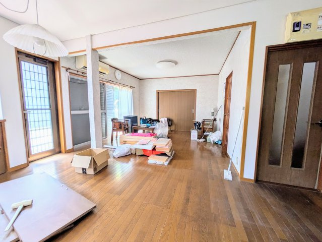 比企郡鳩山町松ヶ丘三丁目　【中古戸建】の居間・リビング|ゆったり過ごせるリビングです