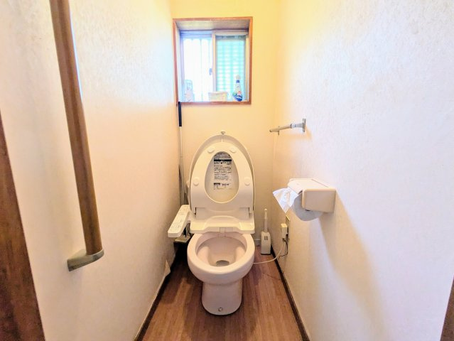 比企郡鳩山町松ヶ丘三丁目　【中古戸建】のトイレ|落ち着いた色調のトイレです