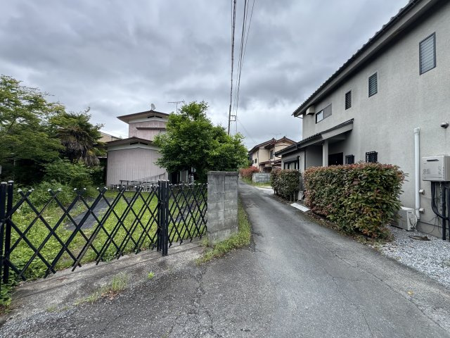 －三丁目不動産-　秩父市近戸町　敷地広々約114坪の前面道路含む現地写真