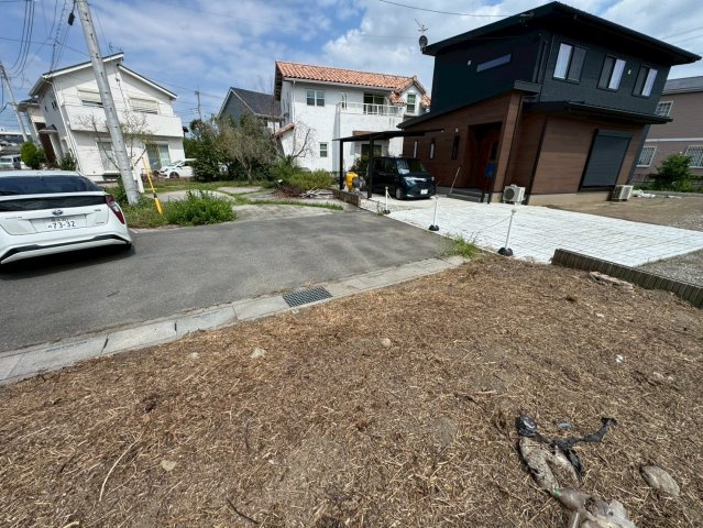 -三丁目不動産-　熊谷市新堀　分譲地の前面道路含む現地写真