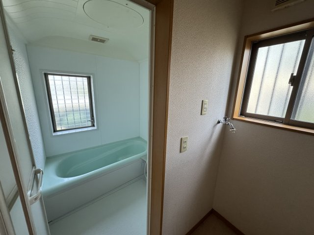 －三丁目不動産-　熊谷市新島　平成18年駐車3台の脱衣所