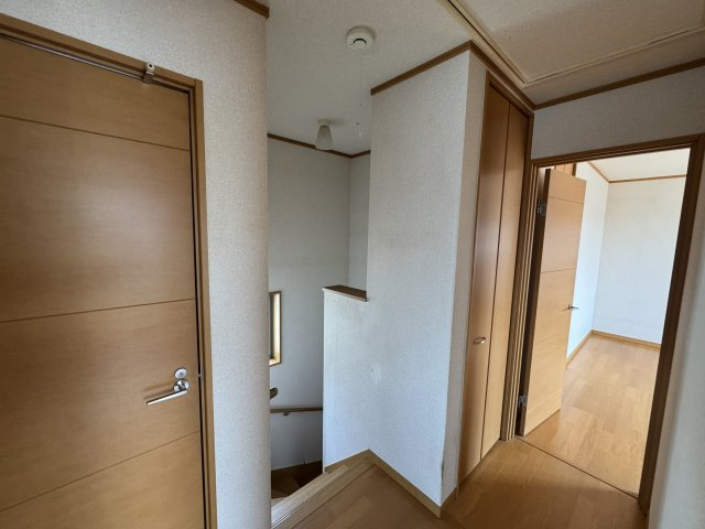 －三丁目不動産-　熊谷市新島　平成18年駐車3台の内装|明るい室内です