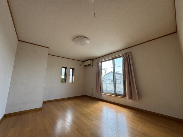 －三丁目不動産-　熊谷市新島　平成18年駐車3台の洋室|個人の部屋や寝室として使える洋室です