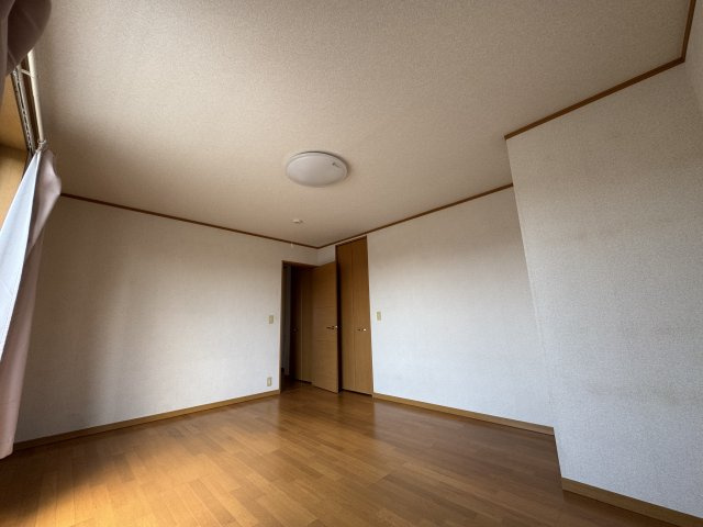 －三丁目不動産-　熊谷市新島　平成18年駐車3台の洋室|広々とした洋室です