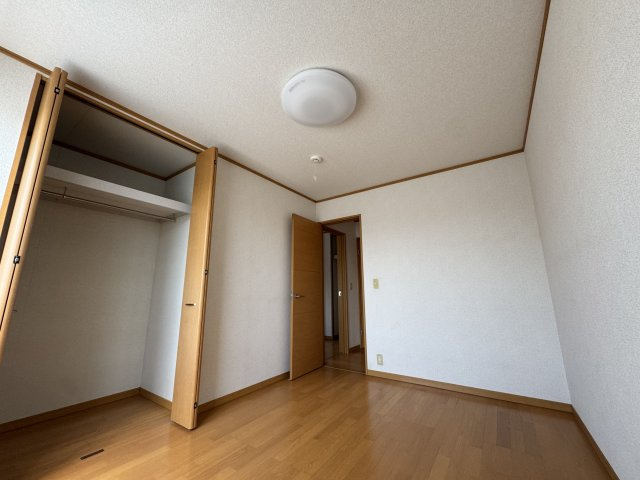 －三丁目不動産-　熊谷市新島　平成18年駐車3台の収納|便利な収納スペースです