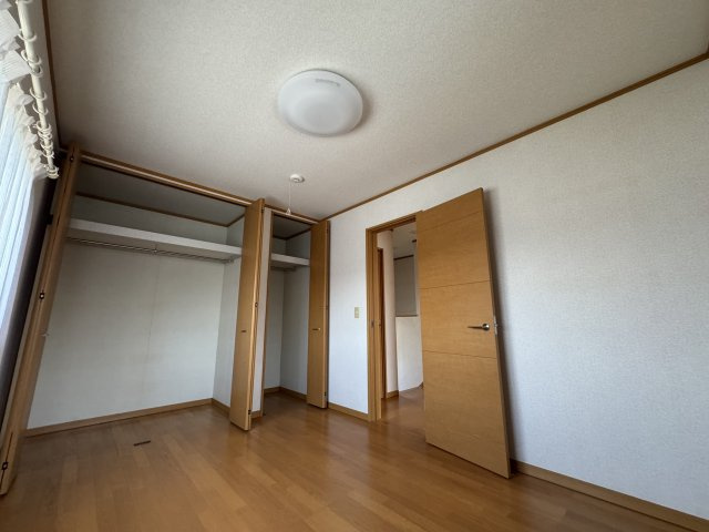 －三丁目不動産-　熊谷市新島　平成18年駐車3台の洋室|個人の部屋や寝室として使える洋室です