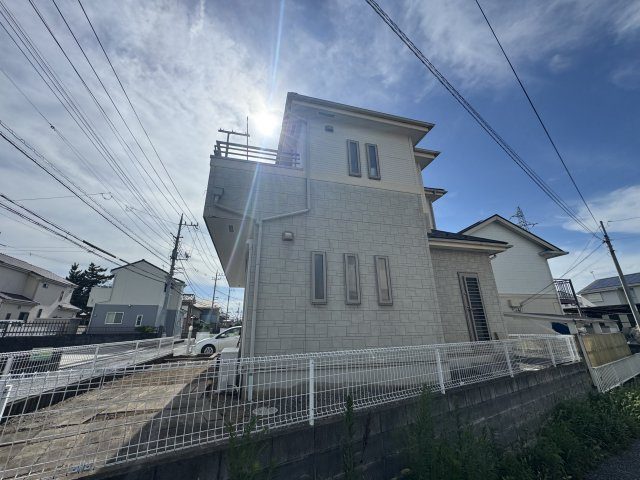 －三丁目不動産-　熊谷市新島　平成18年駐車3台の前面道路含む現地写真|前面道路含む現地写真です
