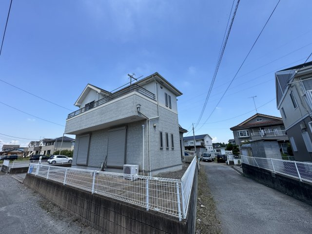 －三丁目不動産-　熊谷市新島　平成18年駐車3台の前面道路含む現地写真