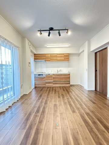 志木ニュータウン中央の森弐番街4号棟の居間・リビング|ゆったりとした居間です