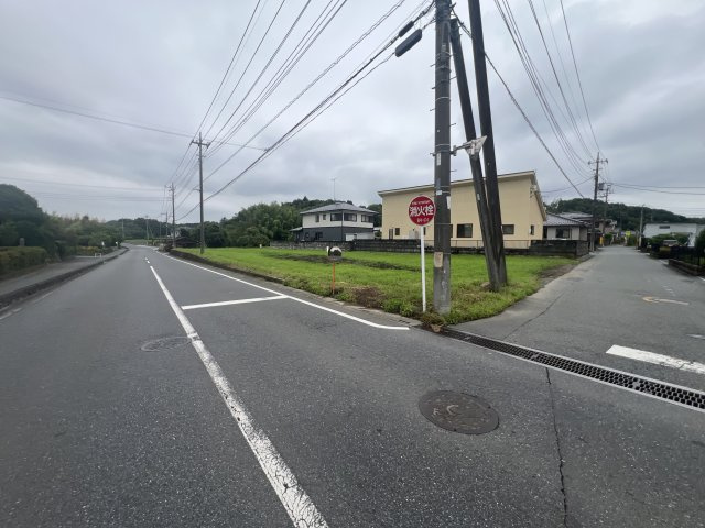 -三丁目不動産-　寄居町富田　約284坪売地の前面道路含む現地写真