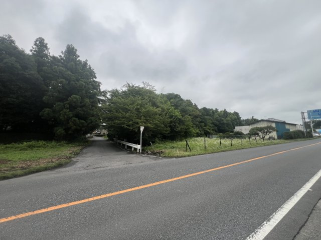 -三丁目不動産-　寄居町富田　ロードサイド売地の前面道路含む現地写真