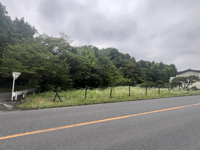 -三丁目不動産-　寄居町富田　ロードサイド売地の前面道路含む現地写真