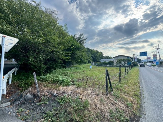 -三丁目不動産-　寄居町富田　ロードサイド売地の前面道路含む現地写真