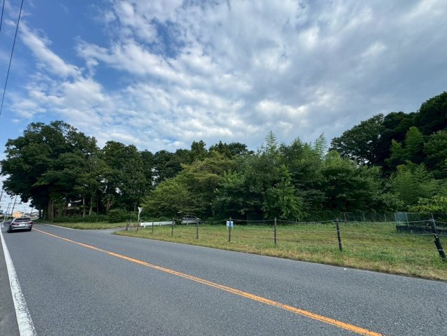 -三丁目不動産-　寄居町富田　ロードサイド売地の前面道路含む現地写真