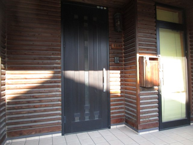 東松山市松山町1丁目　中古戸建の玄関|収納もある玄関です