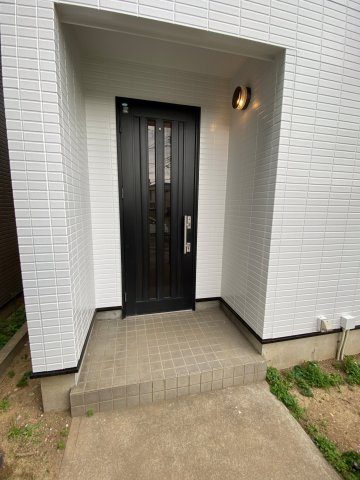 越谷市東越谷五丁目戸建の玄関|明るい玄関です